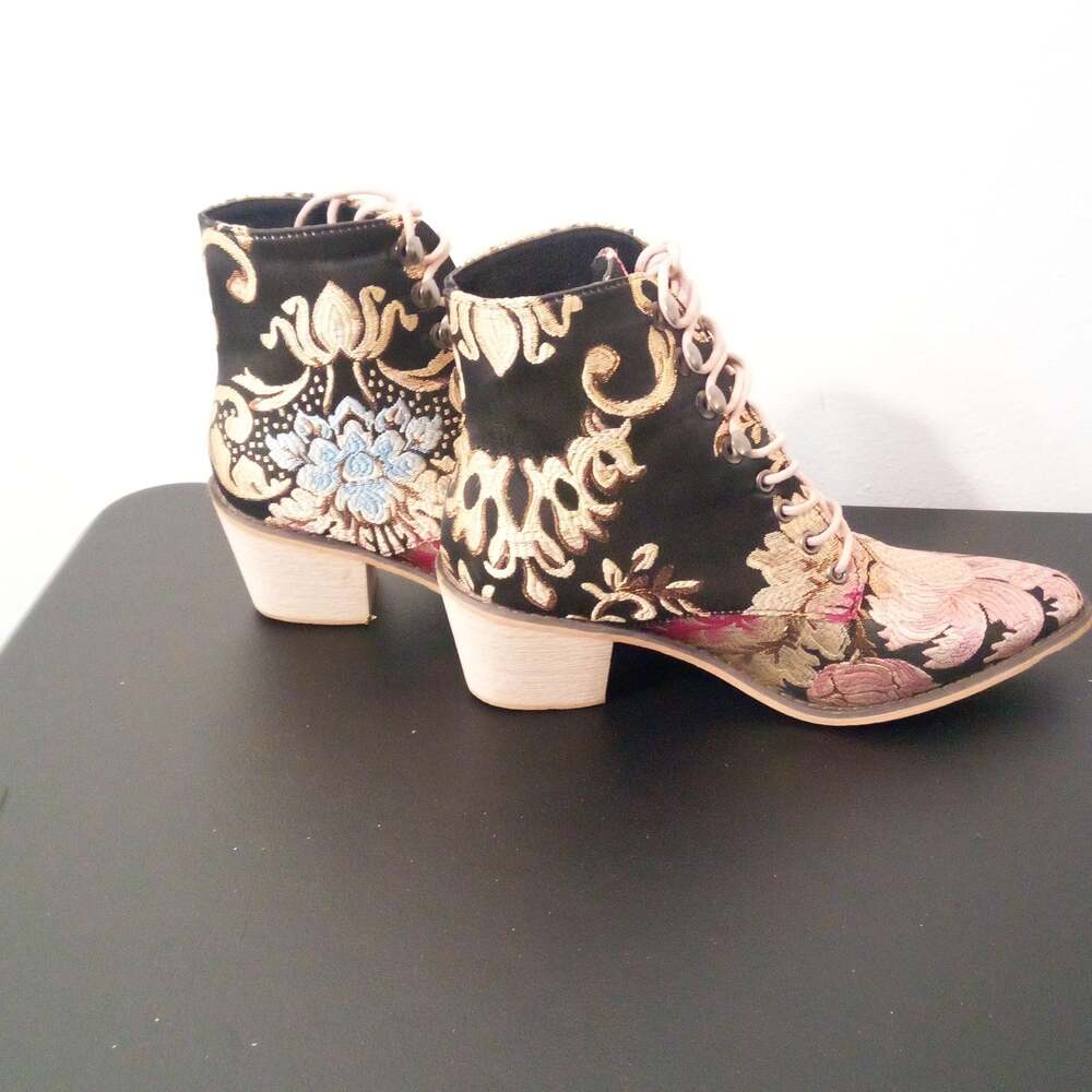 Vintage Embroidered Western Ankle Boots Boho Festival Cowboy boots - Picture 3 of 3